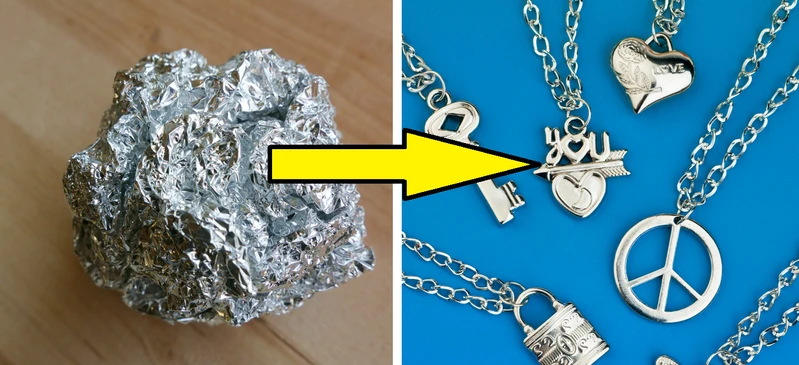 Wrzuć kulkę z folii aluminiowej do wrzątku! Najlepszy trik na czyszczenie sztućców i biżuterii