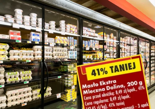 "Polskie sztabki złota" w zaskakującej cenie! Klienci od rana ustawiają się przed lodówkami Biedronki