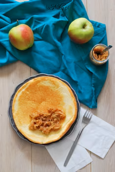 Omlet biszkoptowy ze słodkimi jabłkami