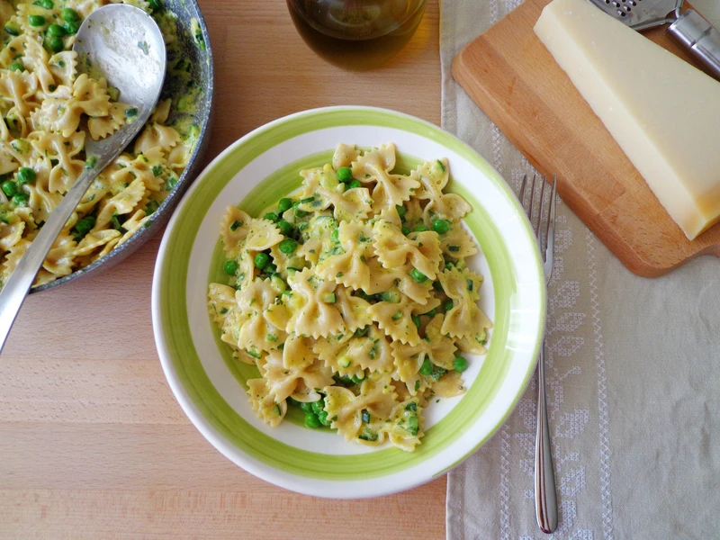 Farfalle alla carbonara z cukinią i groszkiem