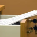 Ten stary dokument może podnieść wysokość świadczenia! Warto przeszukać szafki i sprawdzić kluczowy numer