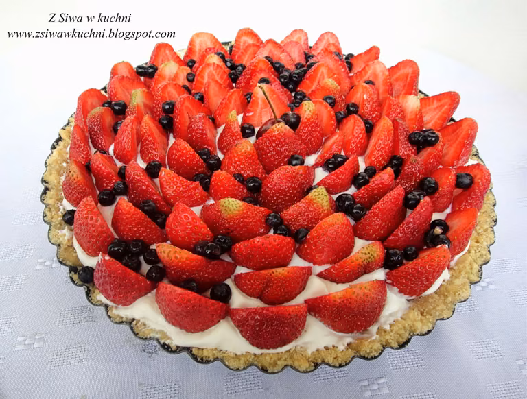 Tarta z bitą śmietaną i truskawkami
