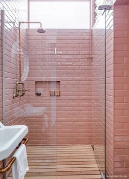 Różowe kafle w łazience