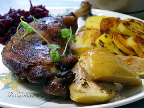 Gęsie udka pieczone w soku jabłkowym