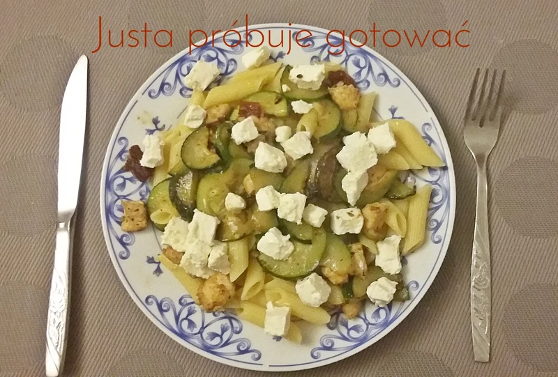 Makaron z cukinią, kurczakiem i suszonymi pomidorami
