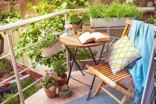 Kącik do czytania i picia kawy na balkonie