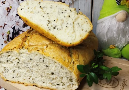 Chleb z ziarnami z naczynia żaroodpornego