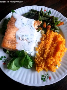 Łosoś z sosem jogurtowo-koperkowym