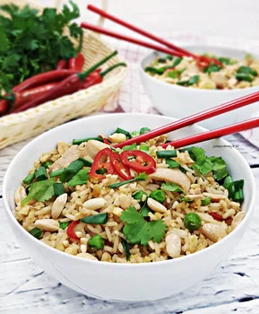 SMAŻONY RYŻ Z KURCZAKIEM, IMBIREM I CHILI