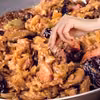 Wsyp to do kapusty i zamieszaj. Bigos nabierze głębokiego smaku jak nigdy wcześniej