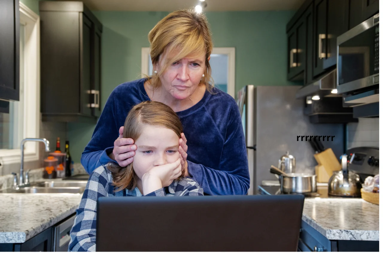 Uwaga rodzice! Oszuści podszywają się pod nauczycieli! Na e-dzienniku pojawiają się podejrzane wiadomości