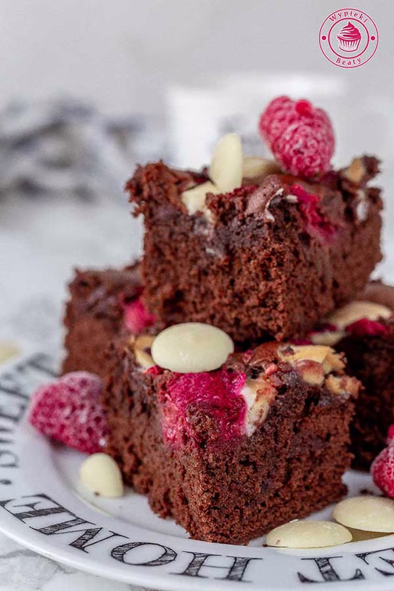 Brownie z białą czekoladą i malinami