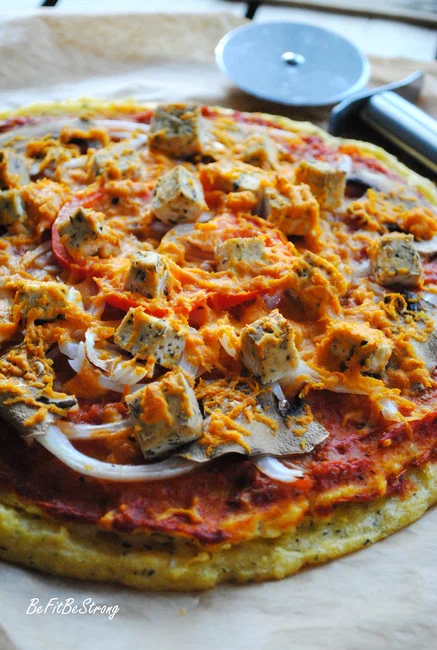 Pizza na spodzie z polenty z domowym sosem pomidorowym (również w wersji wegańskiej)