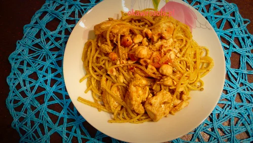 Makaron z kurczakiem, zielonym pesto i orzechami