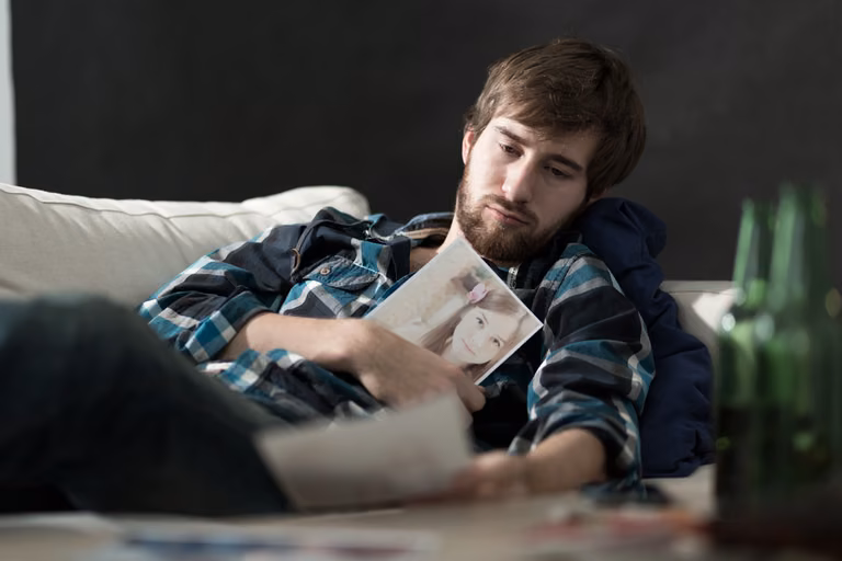 5 zachowań, które świadczą, że Twój chłopak nadal kocha swoją byłą!