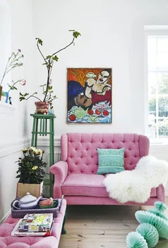 Pikowana, różowa sofa