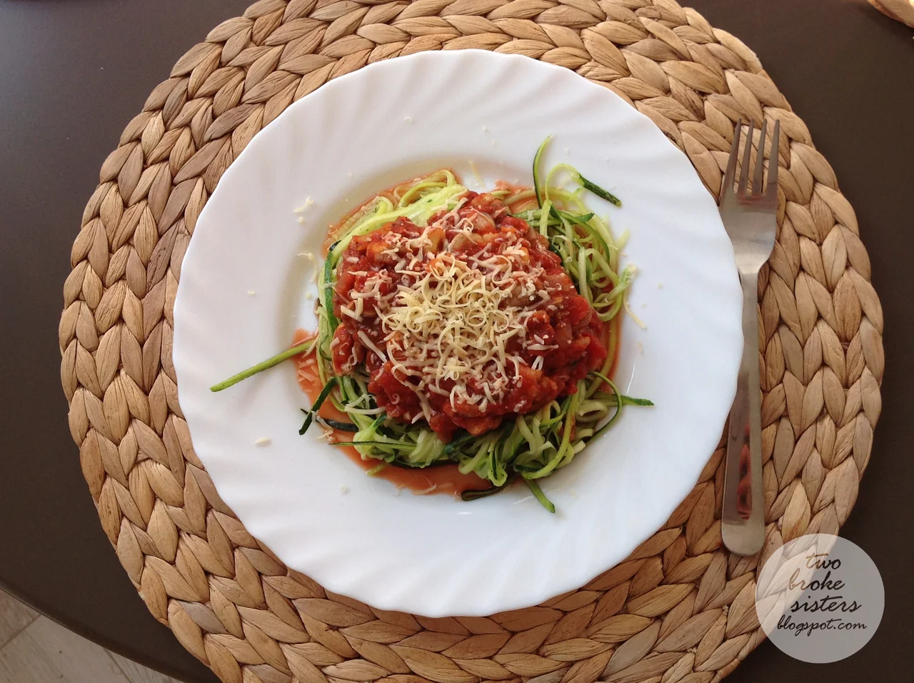 Spaghetti z makaronem z cukinii - zoodles bolognese