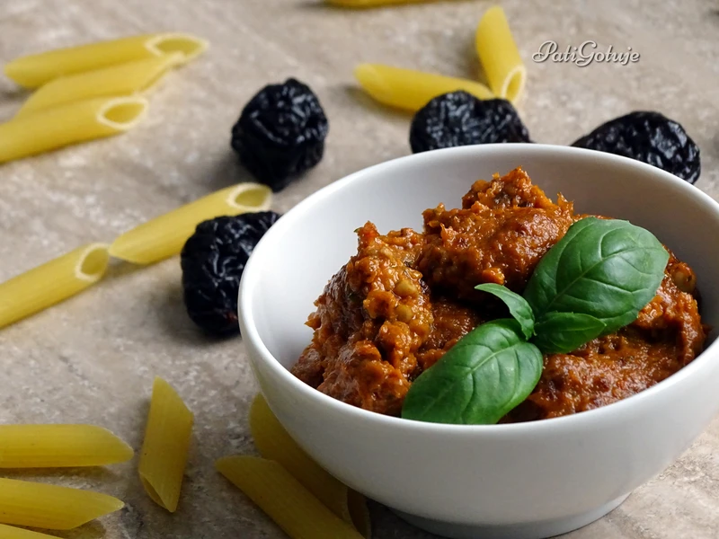 Czerwone pesto z suszonych pomidorów i śliwek