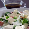 Sałatka z gruszką i serem pleśniowym z sosem balsamicznym