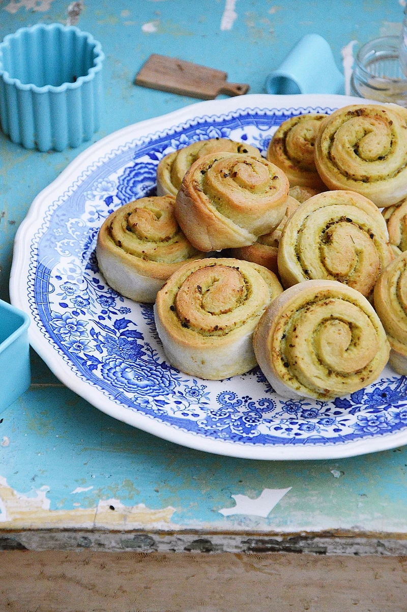 Ślimaczki z ciasta na pizzę z pesto bazyliowo - miętowym