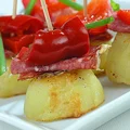 Koreczki imprezowe z pieczonych ziemniaków, z salami i marynowaną papryką
