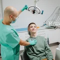 Leczenie u dentysty bez wysokich rachunków – jak działają kliniki uniwersyteckie?