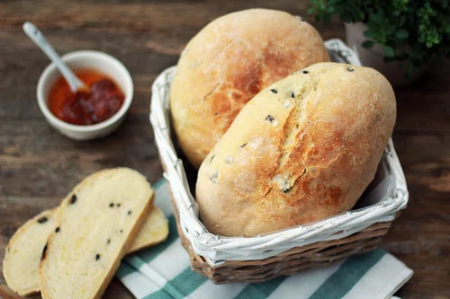 Pane pugliese - włoski chleb z oliwkami