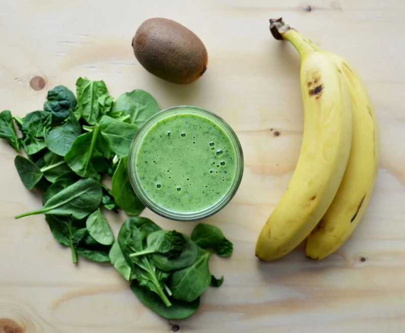 Koktajl ze szpinakiem, bananem i kiwi