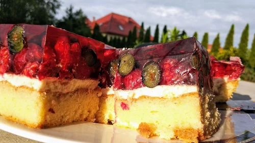Monikowy biszkopt z owocami, galaretką i bitą śmietaną