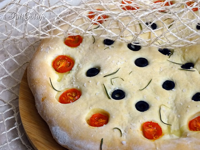 Focaccia z rozmarynem, pomidorkami i oliwkami
