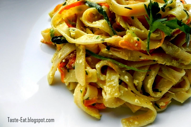 Tagliatelle z cukinią i marchwią