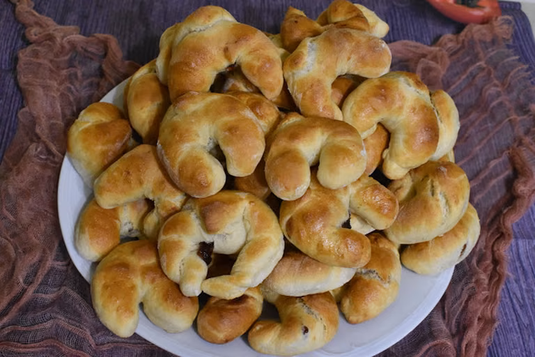 Rogaliki drożdżowe z powidłami