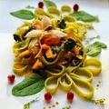 Tagliatelle ze szpinakiem, żółtymi pomidorami i salami