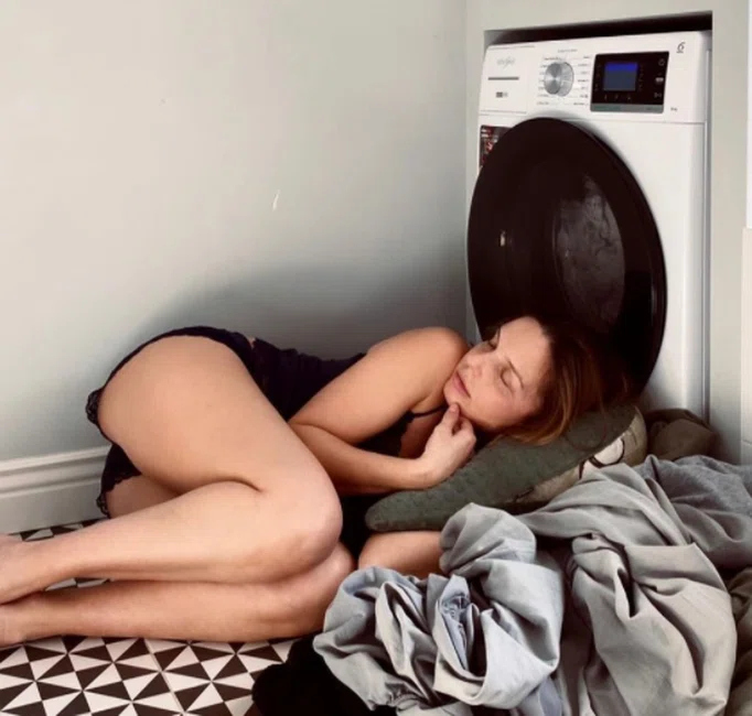 Agnieszka Włodarczyk śpi pod pralką. Zdjęcie wywołało burze komentarzy.