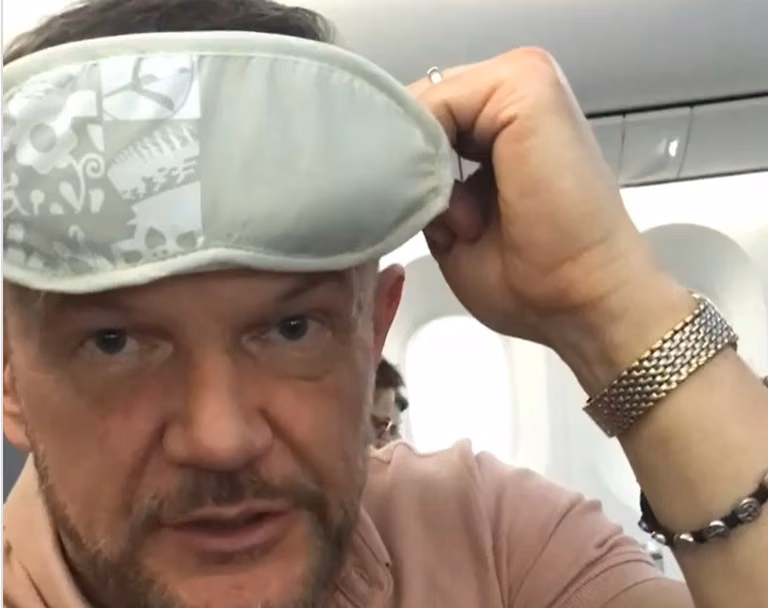 Pazura żartuje, w jaki sposób chroni się przed koronawirusem w samolocie. Przesadził?