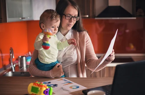 Matki muszą zwrócić zasiłki macierzyńskie sprzed lat! ZUS rozsyła zaskakujące decyzje i nalicza kolosalne odsetki