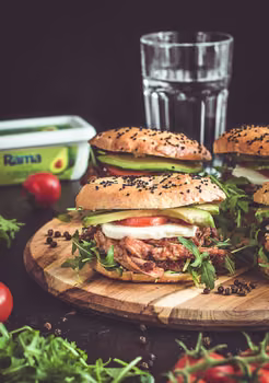 Bajgle z rwaną wieprzowiną (pulled pork), serem i warzywami