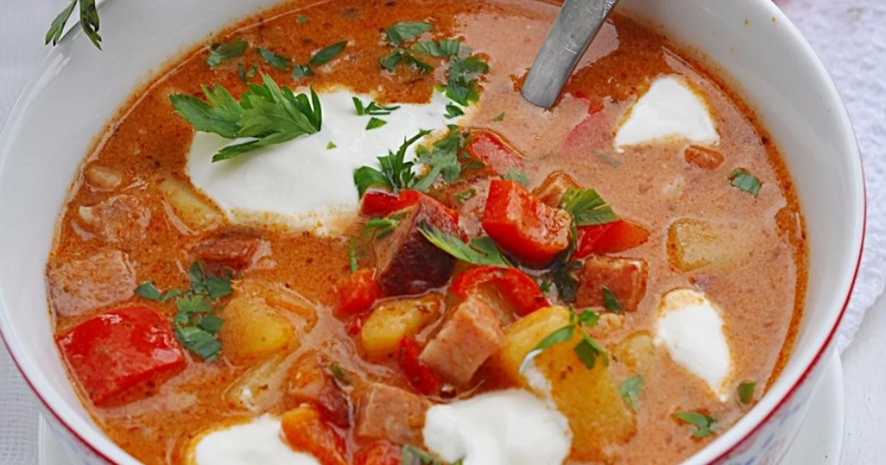 Zupa cygańska, czyli jesienna zupa z boczkiem, kiełbasą, z papryką i pomidorami.