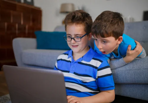 KONIEC z nieodpowiednimi treściami dla dzieci! Nowe prawo ZMIENI internet!