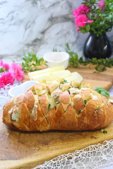 Zapiekany chleb z żółtym serem – HIT każdej imprezy! | Słodkie okruszki