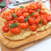 Pizza z hummusem, karmelizowaną cebulką i chutney z pomidorków