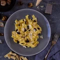 Tagliatelle z czarnym czosnkiem i parmezanem
