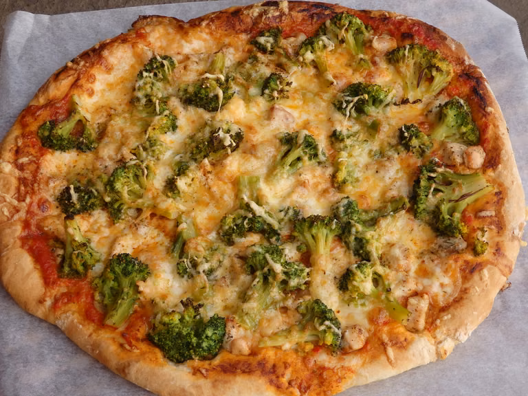 Pizza z kurczakiem i brokułem