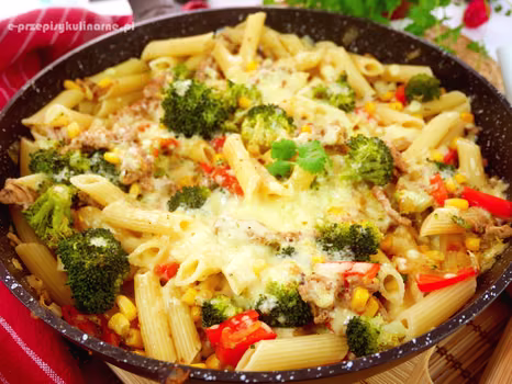 Penne z brokułem i mięsem mielonym – zapiekanka makaronowa z patelni