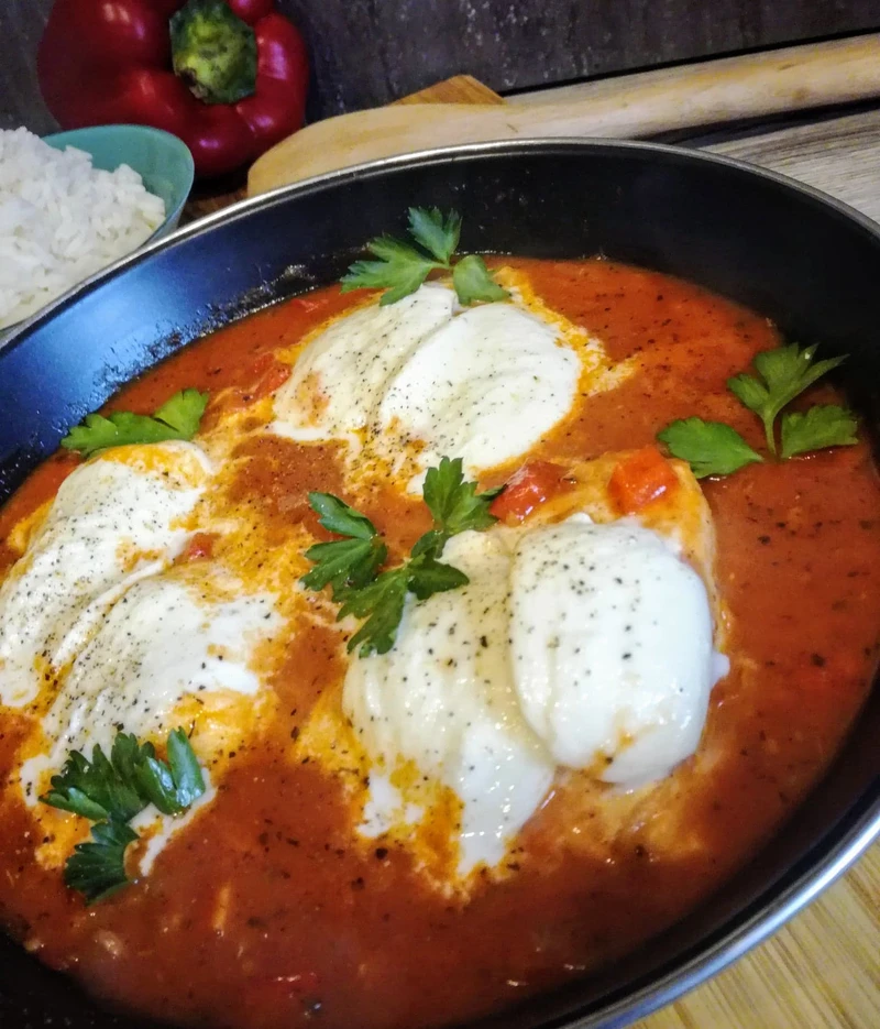 Filet z kurczaka w sosie pomidorowym z mozzarellą