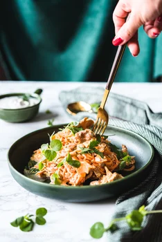 Marchewkowe spaghetti z kurkami i wegańską śmietanką słonecznikową