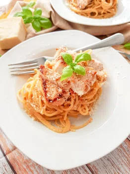 Spaghetti z orzechowym pesto i indykiem