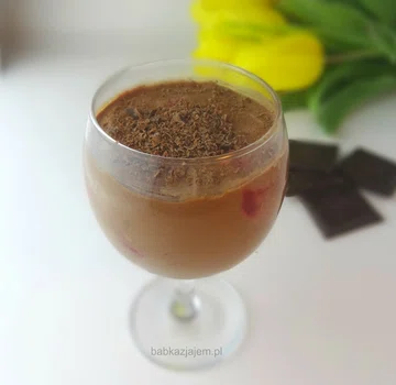 Prosty mus czekoladowy z truskawkami