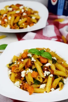 Penne z dynią, fetą i pomidorami suszonymi