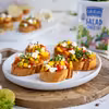 Grzanki z salsą mango i serem sałatkowym